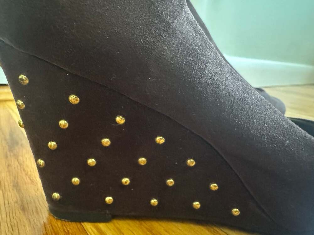 Aerosoles Brown Suede Studded Wedge Pumps Size 9 - 3in wedge - Picture 3 of 5